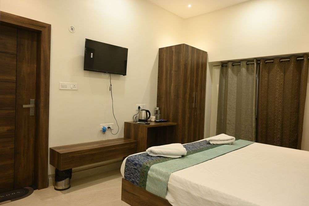 Manan  AC 103 || Manan Homestay